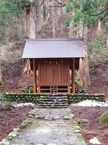 雄山神社中宮祈願殿の末社・摂社
