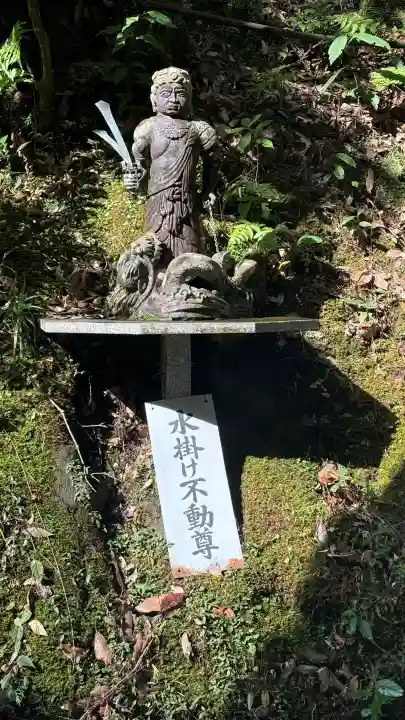 大本山七宝瀧寺の{uncategorized: "未分類", other: "その他", undefined: "問題あり", building: "その他建物", grave: "お墓", sacred_gate: "鳥居", guardian: "狛犬", statue: "像", buddha: "仏像", history: "歴史", nature: "自然", garden: "庭園", animal: "動物", pagoda: "塔", temizu: "手水舎", mountain_gate: "山門・神門", sanctuary: "本殿・本堂", subordinate: "末社・摂社", art: "芸術", scenery: "景色", jizo: "地蔵", ema: "絵馬", goshuin: "御朱印", omikuji: "おみくじ", items: "授与品その他", amulet: "お守り", goshuincho: "御朱印帳", eats: "食事", festival: "お祭り", votive_dance: "神楽", shichigosan: "七五三参", wedding: "結婚式", experience: "体験その他", initially: "初詣", around: "周辺", anti_infection: "感染症対策"}