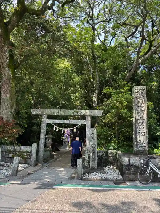 花窟神社の{uncategorized: "未分類", other: "その他", undefined: "問題あり", building: "その他建物", grave: "お墓", sacred_gate: "鳥居", guardian: "狛犬", statue: "像", buddha: "仏像", history: "歴史", nature: "自然", garden: "庭園", animal: "動物", pagoda: "塔", temizu: "手水舎", mountain_gate: "山門・神門", sanctuary: "本殿・本堂", subordinate: "末社・摂社", art: "芸術", scenery: "景色", jizo: "地蔵", ema: "絵馬", goshuin: "御朱印", omikuji: "おみくじ", items: "授与品その他", amulet: "お守り", goshuincho: "御朱印帳", eats: "食事", festival: "お祭り", votive_dance: "神楽", shichigosan: "七五三参", wedding: "結婚式", experience: "体験その他", initially: "初詣", around: "周辺", anti_infection: "感染症対策"}