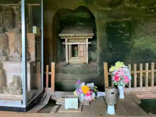 石像釈迦立像の本殿・本堂