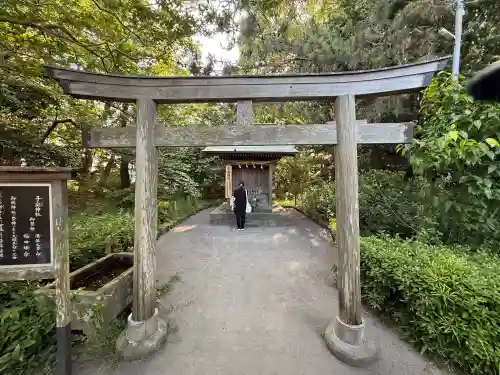 御穂神社の{uncategorized: "未分類", other: "その他", undefined: "問題あり", building: "その他建物", grave: "お墓", sacred_gate: "鳥居", guardian: "狛犬", statue: "像", buddha: "仏像", history: "歴史", nature: "自然", garden: "庭園", animal: "動物", pagoda: "塔", temizu: "手水舎", mountain_gate: "山門・神門", sanctuary: "本殿・本堂", subordinate: "末社・摂社", art: "芸術", scenery: "景色", jizo: "地蔵", ema: "絵馬", goshuin: "御朱印", omikuji: "おみくじ", items: "授与品その他", amulet: "お守り", goshuincho: "御朱印帳", eats: "食事", festival: "お祭り", votive_dance: "神楽", shichigosan: "七五三参", wedding: "結婚式", experience: "体験その他", initially: "初詣", around: "周辺", anti_infection: "感染症対策"}