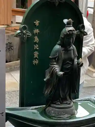 小網神社の像