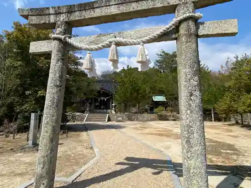 周防國総社宮 佐波神社の{uncategorized: "未分類", other: "その他", undefined: "問題あり", building: "その他建物", grave: "お墓", sacred_gate: "鳥居", guardian: "狛犬", statue: "像", buddha: "仏像", history: "歴史", nature: "自然", garden: "庭園", animal: "動物", pagoda: "塔", temizu: "手水舎", mountain_gate: "山門・神門", sanctuary: "本殿・本堂", subordinate: "末社・摂社", art: "芸術", scenery: "景色", jizo: "地蔵", ema: "絵馬", goshuin: "御朱印", omikuji: "おみくじ", items: "授与品その他", amulet: "お守り", goshuincho: "御朱印帳", eats: "食事", festival: "お祭り", votive_dance: "神楽", shichigosan: "七五三参", wedding: "結婚式", experience: "体験その他", initially: "初詣", around: "周辺", anti_infection: "感染症対策"}