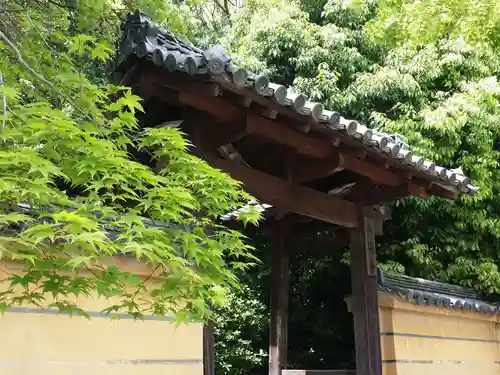 秋篠寺の山門