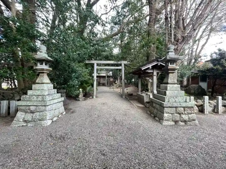 上長屋神社の{uncategorized: "未分類", other: "その他", undefined: "問題あり", building: "その他建物", grave: "お墓", sacred_gate: "鳥居", guardian: "狛犬", statue: "像", buddha: "仏像", history: "歴史", nature: "自然", garden: "庭園", animal: "動物", pagoda: "塔", temizu: "手水舎", mountain_gate: "山門・神門", sanctuary: "本殿・本堂", subordinate: "末社・摂社", art: "芸術", scenery: "景色", jizo: "地蔵", ema: "絵馬", goshuin: "御朱印", omikuji: "おみくじ", items: "授与品その他", amulet: "お守り", goshuincho: "御朱印帳", eats: "食事", festival: "お祭り", votive_dance: "神楽", shichigosan: "七五三参", wedding: "結婚式", experience: "体験その他", initially: "初詣", around: "周辺", anti_infection: "感染症対策"}