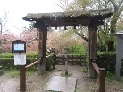 𠮷水神社（吉水神社）の山門・神門