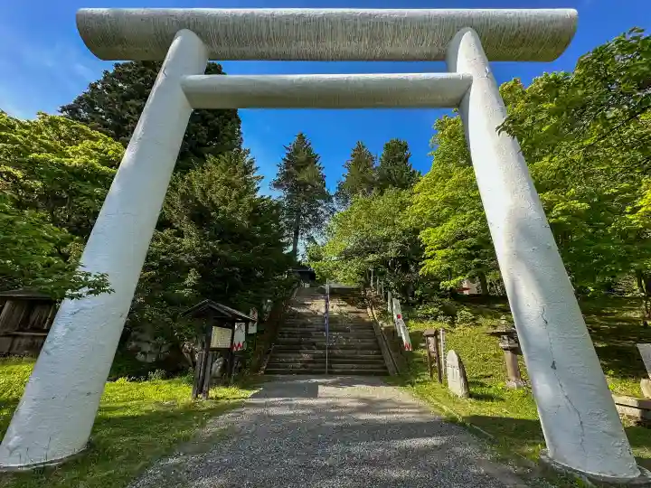 土津神社|こどもと出世の神さまの{uncategorized: "未分類", other: "その他", undefined: "問題あり", building: "その他建物", grave: "お墓", sacred_gate: "鳥居", guardian: "狛犬", statue: "像", buddha: "仏像", history: "歴史", nature: "自然", garden: "庭園", animal: "動物", pagoda: "塔", temizu: "手水舎", mountain_gate: "山門・神門", sanctuary: "本殿・本堂", subordinate: "末社・摂社", art: "芸術", scenery: "景色", jizo: "地蔵", ema: "絵馬", goshuin: "御朱印", omikuji: "おみくじ", items: "授与品その他", amulet: "お守り", goshuincho: "御朱印帳", eats: "食事", festival: "お祭り", votive_dance: "神楽", shichigosan: "七五三参", wedding: "結婚式", experience: "体験その他", initially: "初詣", around: "周辺", anti_infection: "感染症対策"}