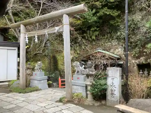 銭洗弁財天宇賀福神社の末社・摂社