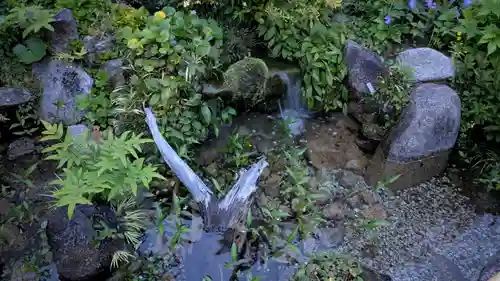 鉄道神社の庭園