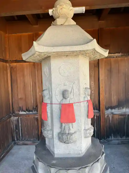 笠覆寺 (笠寺観音)の{uncategorized: "未分類", other: "その他", undefined: "問題あり", building: "その他建物", grave: "お墓", sacred_gate: "鳥居", guardian: "狛犬", statue: "像", buddha: "仏像", history: "歴史", nature: "自然", garden: "庭園", animal: "動物", pagoda: "塔", temizu: "手水舎", mountain_gate: "山門・神門", sanctuary: "本殿・本堂", subordinate: "末社・摂社", art: "芸術", scenery: "景色", jizo: "地蔵", ema: "絵馬", goshuin: "御朱印", omikuji: "おみくじ", items: "授与品その他", amulet: "お守り", goshuincho: "御朱印帳", eats: "食事", festival: "お祭り", votive_dance: "神楽", shichigosan: "七五三参", wedding: "結婚式", experience: "体験その他", initially: "初詣", around: "周辺", anti_infection: "感染症対策"}