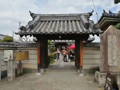 安養寺の山門