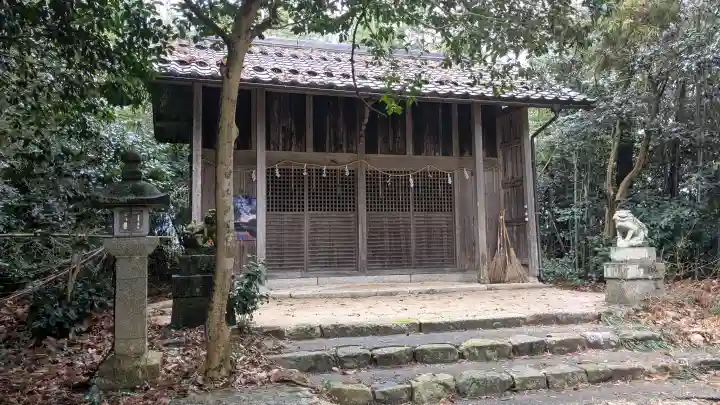 知内 日吉神社の{uncategorized: "未分類", other: "その他", undefined: "問題あり", building: "その他建物", grave: "お墓", sacred_gate: "鳥居", guardian: "狛犬", statue: "像", buddha: "仏像", history: "歴史", nature: "自然", garden: "庭園", animal: "動物", pagoda: "塔", temizu: "手水舎", mountain_gate: "山門・神門", sanctuary: "本殿・本堂", subordinate: "末社・摂社", art: "芸術", scenery: "景色", jizo: "地蔵", ema: "絵馬", goshuin: "御朱印", omikuji: "おみくじ", items: "授与品その他", amulet: "お守り", goshuincho: "御朱印帳", eats: "食事", festival: "お祭り", votive_dance: "神楽", shichigosan: "七五三参", wedding: "結婚式", experience: "体験その他", initially: "初詣", around: "周辺", anti_infection: "感染症対策"}
