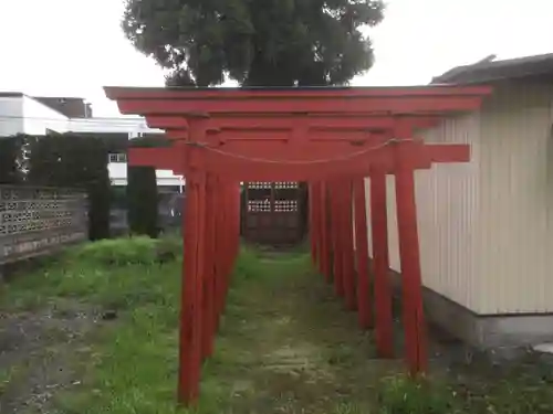 尾萬稲荷神社の鳥居