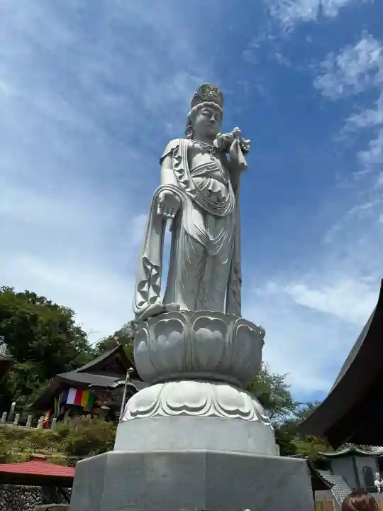 埼玉厄除け開運大師・龍泉寺(切り絵御朱印発祥の寺)の{uncategorized: "未分類", other: "その他", undefined: "問題あり", building: "その他建物", grave: "お墓", sacred_gate: "鳥居", guardian: "狛犬", statue: "像", buddha: "仏像", history: "歴史", nature: "自然", garden: "庭園", animal: "動物", pagoda: "塔", temizu: "手水舎", mountain_gate: "山門・神門", sanctuary: "本殿・本堂", subordinate: "末社・摂社", art: "芸術", scenery: "景色", jizo: "地蔵", ema: "絵馬", goshuin: "御朱印", omikuji: "おみくじ", items: "授与品その他", amulet: "お守り", goshuincho: "御朱印帳", eats: "食事", festival: "お祭り", votive_dance: "神楽", shichigosan: "七五三参", wedding: "結婚式", experience: "体験その他", initially: "初詣", around: "周辺", anti_infection: "感染症対策"}