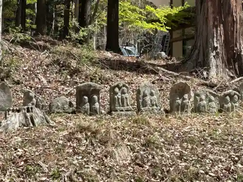 新海三社神社の{uncategorized: "未分類", other: "その他", undefined: "問題あり", building: "その他建物", grave: "お墓", sacred_gate: "鳥居", guardian: "狛犬", statue: "像", buddha: "仏像", history: "歴史", nature: "自然", garden: "庭園", animal: "動物", pagoda: "塔", temizu: "手水舎", mountain_gate: "山門・神門", sanctuary: "本殿・本堂", subordinate: "末社・摂社", art: "芸術", scenery: "景色", jizo: "地蔵", ema: "絵馬", goshuin: "御朱印", omikuji: "おみくじ", items: "授与品その他", amulet: "お守り", goshuincho: "御朱印帳", eats: "食事", festival: "お祭り", votive_dance: "神楽", shichigosan: "七五三参", wedding: "結婚式", experience: "体験その他", initially: "初詣", around: "周辺", anti_infection: "感染症対策"}
