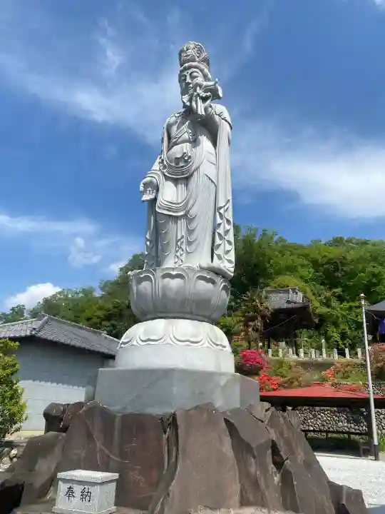 埼玉厄除け開運大師・龍泉寺(切り絵御朱印発祥の寺)の{uncategorized: "未分類", other: "その他", undefined: "問題あり", building: "その他建物", grave: "お墓", sacred_gate: "鳥居", guardian: "狛犬", statue: "像", buddha: "仏像", history: "歴史", nature: "自然", garden: "庭園", animal: "動物", pagoda: "塔", temizu: "手水舎", mountain_gate: "山門・神門", sanctuary: "本殿・本堂", subordinate: "末社・摂社", art: "芸術", scenery: "景色", jizo: "地蔵", ema: "絵馬", goshuin: "御朱印", omikuji: "おみくじ", items: "授与品その他", amulet: "お守り", goshuincho: "御朱印帳", eats: "食事", festival: "お祭り", votive_dance: "神楽", shichigosan: "七五三参", wedding: "結婚式", experience: "体験その他", initially: "初詣", around: "周辺", anti_infection: "感染症対策"}