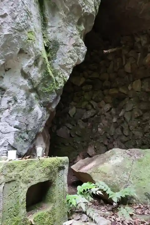 岩殿観音窟石龕(埼玉県)