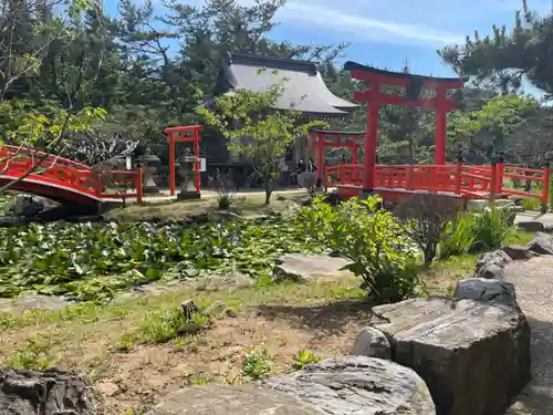 高山稲荷神社の庭園