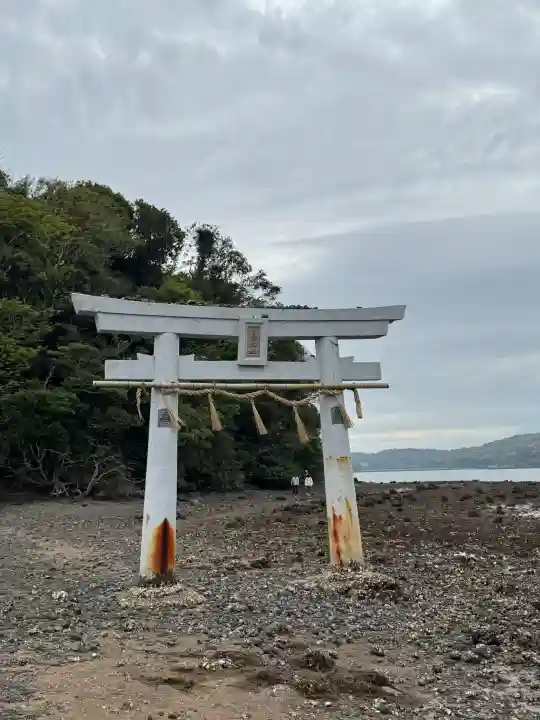 小島神社の{uncategorized: "未分類", other: "その他", undefined: "問題あり", building: "その他建物", grave: "お墓", sacred_gate: "鳥居", guardian: "狛犬", statue: "像", buddha: "仏像", history: "歴史", nature: "自然", garden: "庭園", animal: "動物", pagoda: "塔", temizu: "手水舎", mountain_gate: "山門・神門", sanctuary: "本殿・本堂", subordinate: "末社・摂社", art: "芸術", scenery: "景色", jizo: "地蔵", ema: "絵馬", goshuin: "御朱印", omikuji: "おみくじ", items: "授与品その他", amulet: "お守り", goshuincho: "御朱印帳", eats: "食事", festival: "お祭り", votive_dance: "神楽", shichigosan: "七五三参", wedding: "結婚式", experience: "体験その他", initially: "初詣", around: "周辺", anti_infection: "感染症対策"}