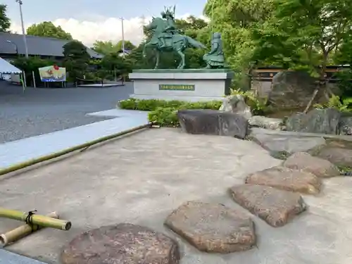 白旗神社の像