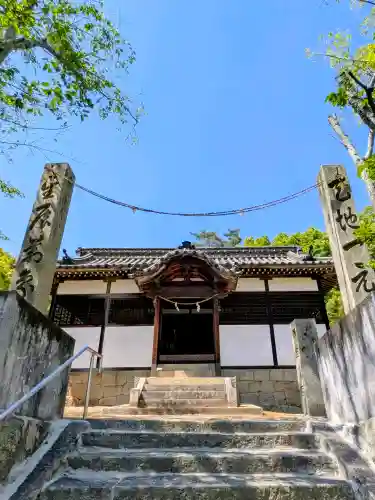 磐岩神社の{uncategorized: "未分類", other: "その他", undefined: "問題あり", building: "その他建物", grave: "お墓", sacred_gate: "鳥居", guardian: "狛犬", statue: "像", buddha: "仏像", history: "歴史", nature: "自然", garden: "庭園", animal: "動物", pagoda: "塔", temizu: "手水舎", mountain_gate: "山門・神門", sanctuary: "本殿・本堂", subordinate: "末社・摂社", art: "芸術", scenery: "景色", jizo: "地蔵", ema: "絵馬", goshuin: "御朱印", omikuji: "おみくじ", items: "授与品その他", amulet: "お守り", goshuincho: "御朱印帳", eats: "食事", festival: "お祭り", votive_dance: "神楽", shichigosan: "七五三参", wedding: "結婚式", experience: "体験その他", initially: "初詣", around: "周辺", anti_infection: "感染症対策"}