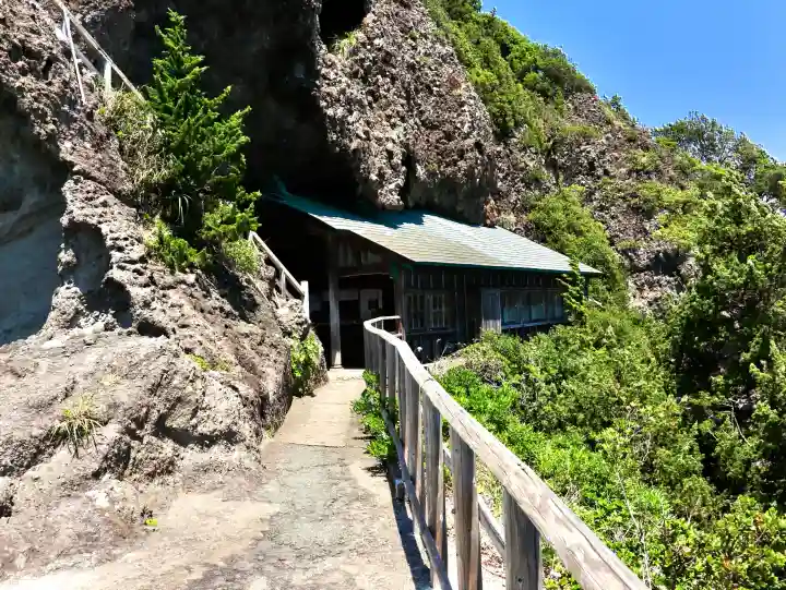 石室神社の{uncategorized: "未分類", other: "その他", undefined: "問題あり", building: "その他建物", grave: "お墓", sacred_gate: "鳥居", guardian: "狛犬", statue: "像", buddha: "仏像", history: "歴史", nature: "自然", garden: "庭園", animal: "動物", pagoda: "塔", temizu: "手水舎", mountain_gate: "山門・神門", sanctuary: "本殿・本堂", subordinate: "末社・摂社", art: "芸術", scenery: "景色", jizo: "地蔵", ema: "絵馬", goshuin: "御朱印", omikuji: "おみくじ", items: "授与品その他", amulet: "お守り", goshuincho: "御朱印帳", eats: "食事", festival: "お祭り", votive_dance: "神楽", shichigosan: "七五三参", wedding: "結婚式", experience: "体験その他", initially: "初詣", around: "周辺", anti_infection: "感染症対策"}