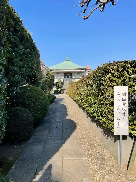 雪峰院の{uncategorized: "未分類", other: "その他", undefined: "問題あり", building: "その他建物", grave: "お墓", sacred_gate: "鳥居", guardian: "狛犬", statue: "像", buddha: "仏像", history: "歴史", nature: "自然", garden: "庭園", animal: "動物", pagoda: "塔", temizu: "手水舎", mountain_gate: "山門・神門", sanctuary: "本殿・本堂", subordinate: "末社・摂社", art: "芸術", scenery: "景色", jizo: "地蔵", ema: "絵馬", goshuin: "御朱印", omikuji: "おみくじ", items: "授与品その他", amulet: "お守り", goshuincho: "御朱印帳", eats: "食事", festival: "お祭り", votive_dance: "神楽", shichigosan: "七五三参", wedding: "結婚式", experience: "体験その他", initially: "初詣", around: "周辺", anti_infection: "感染症対策"}
