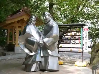 穂高神社本宮の像