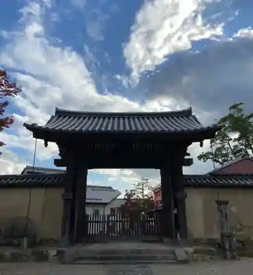 新薬師寺の山門・神門