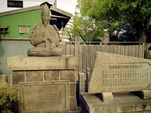 八劔神社の像