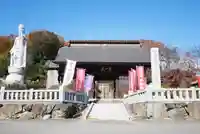 埼玉厄除け開運大師・龍泉寺(切り絵御朱印発祥の寺)の山門・神門