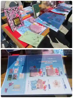 御朱印を求める方は事前に内容を確認できるよう、何箇所かに展示があります