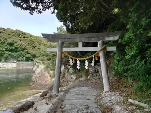 猪鼻湖神社の鳥居