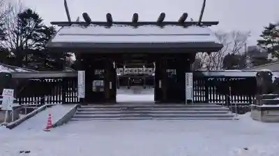 札幌護國神社の山門・神門