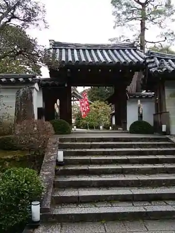 雲龍院の山門