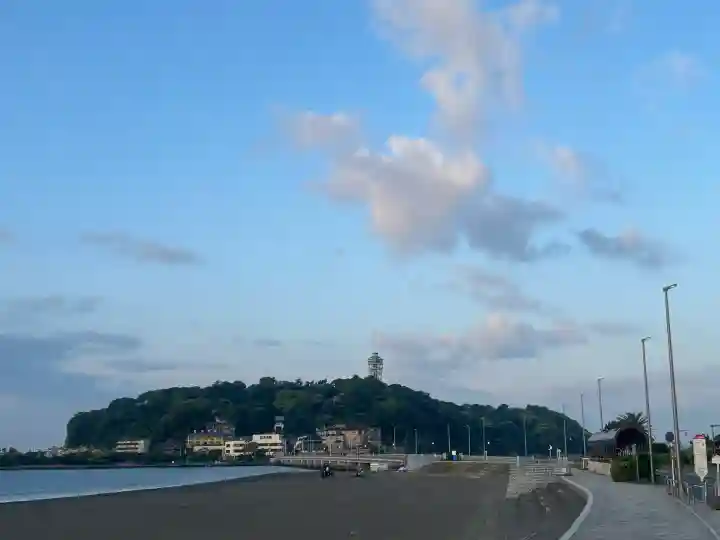 江島神社の{uncategorized: "未分類", other: "その他", undefined: "問題あり", building: "その他建物", grave: "お墓", sacred_gate: "鳥居", guardian: "狛犬", statue: "像", buddha: "仏像", history: "歴史", nature: "自然", garden: "庭園", animal: "動物", pagoda: "塔", temizu: "手水舎", mountain_gate: "山門・神門", sanctuary: "本殿・本堂", subordinate: "末社・摂社", art: "芸術", scenery: "景色", jizo: "地蔵", ema: "絵馬", goshuin: "御朱印", omikuji: "おみくじ", items: "授与品その他", amulet: "お守り", goshuincho: "御朱印帳", eats: "食事", festival: "お祭り", votive_dance: "神楽", shichigosan: "七五三参", wedding: "結婚式", experience: "体験その他", initially: "初詣", around: "周辺", anti_infection: "感染症対策"}