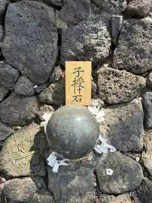 浅草富士浅間神社の{uncategorized: "未分類", other: "その他", undefined: "問題あり", building: "その他建物", grave: "お墓", sacred_gate: "鳥居", guardian: "狛犬", statue: "像", buddha: "仏像", history: "歴史", nature: "自然", garden: "庭園", animal: "動物", pagoda: "塔", temizu: "手水舎", mountain_gate: "山門・神門", sanctuary: "本殿・本堂", subordinate: "末社・摂社", art: "芸術", scenery: "景色", jizo: "地蔵", ema: "絵馬", goshuin: "御朱印", omikuji: "おみくじ", items: "授与品その他", amulet: "お守り", goshuincho: "御朱印帳", eats: "食事", festival: "お祭り", votive_dance: "神楽", shichigosan: "七五三参", wedding: "結婚式", experience: "体験その他", initially: "初詣", around: "周辺", anti_infection: "感染症対策"}