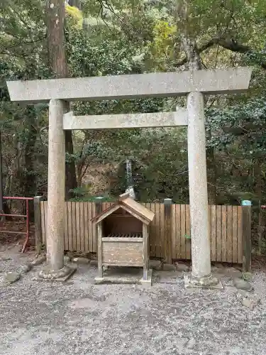 頭之宮四方神社の{uncategorized: "未分類", other: "その他", undefined: "問題あり", building: "その他建物", grave: "お墓", sacred_gate: "鳥居", guardian: "狛犬", statue: "像", buddha: "仏像", history: "歴史", nature: "自然", garden: "庭園", animal: "動物", pagoda: "塔", temizu: "手水舎", mountain_gate: "山門・神門", sanctuary: "本殿・本堂", subordinate: "末社・摂社", art: "芸術", scenery: "景色", jizo: "地蔵", ema: "絵馬", goshuin: "御朱印", omikuji: "おみくじ", items: "授与品その他", amulet: "お守り", goshuincho: "御朱印帳", eats: "食事", festival: "お祭り", votive_dance: "神楽", shichigosan: "七五三参", wedding: "結婚式", experience: "体験その他", initially: "初詣", around: "周辺", anti_infection: "感染症対策"}