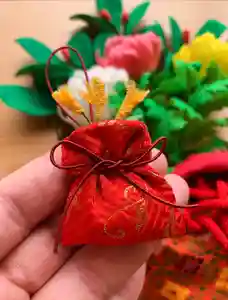 乾燥させた呉茱萸(ごしゅゆ)の実を緋色の袋に入れて柱などに飾り、厄除けや長寿を祈願した重陽の節句の「茱萸嚢(茱萸袋)」
言わば、大きめの「香り袋(匂い袋)」といった感じですが、その香辛料のような独特の強い香りで、邪気を祓ったのではないかと思います
その茱萸嚢を「お守りサイズ」で作っていただきました!
もう9月も終わってしまいますが、重陽の節句は菊の節句とも称され、菊の花の美しい季節はこれからです。また旧暦の重陽が今年は10月29日ですので、遅くなってしまいましたが明日より授与開始いたします
▶︎小さな茱萸嚢(茱萸袋)
・10月1日(水)より授与開始
・限定30体(お一人一体でお願いします)
・初穂料700円
嚢(袋)の中には、本物の呉茱萸の実がつまっています。香りが強いので、お守りのように身につけるというよりは、お部屋などに飾っていただければと思います
日本人の祈りの形を伝えていくことも、今の時代、神社の使命ではないかと感じています。ご参拝お待ちしております!