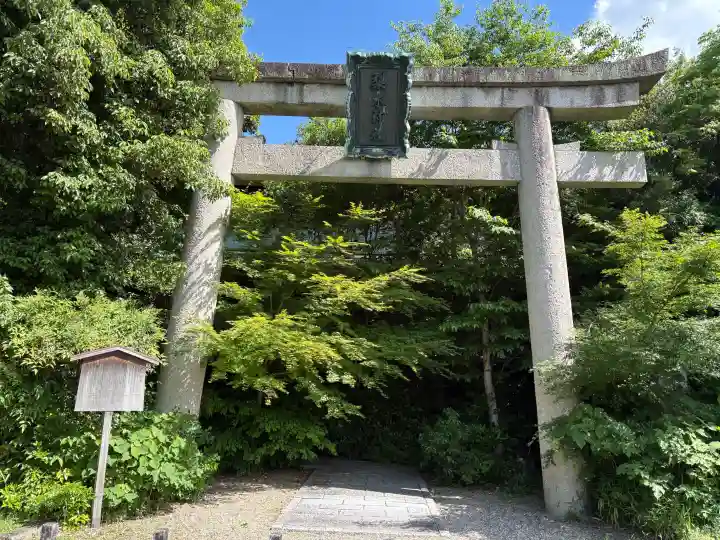 梨木神社の{uncategorized: "未分類", other: "その他", undefined: "問題あり", building: "その他建物", grave: "お墓", sacred_gate: "鳥居", guardian: "狛犬", statue: "像", buddha: "仏像", history: "歴史", nature: "自然", garden: "庭園", animal: "動物", pagoda: "塔", temizu: "手水舎", mountain_gate: "山門・神門", sanctuary: "本殿・本堂", subordinate: "末社・摂社", art: "芸術", scenery: "景色", jizo: "地蔵", ema: "絵馬", goshuin: "御朱印", omikuji: "おみくじ", items: "授与品その他", amulet: "お守り", goshuincho: "御朱印帳", eats: "食事", festival: "お祭り", votive_dance: "神楽", shichigosan: "七五三参", wedding: "結婚式", experience: "体験その他", initially: "初詣", around: "周辺", anti_infection: "感染症対策"}