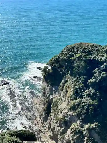 龍宮（江島神社）の{uncategorized: "未分類", other: "その他", undefined: "問題あり", building: "その他建物", grave: "お墓", sacred_gate: "鳥居", guardian: "狛犬", statue: "像", buddha: "仏像", history: "歴史", nature: "自然", garden: "庭園", animal: "動物", pagoda: "塔", temizu: "手水舎", mountain_gate: "山門・神門", sanctuary: "本殿・本堂", subordinate: "末社・摂社", art: "芸術", scenery: "景色", jizo: "地蔵", ema: "絵馬", goshuin: "御朱印", omikuji: "おみくじ", items: "授与品その他", amulet: "お守り", goshuincho: "御朱印帳", eats: "食事", festival: "お祭り", votive_dance: "神楽", shichigosan: "七五三参", wedding: "結婚式", experience: "体験その他", initially: "初詣", around: "周辺", anti_infection: "感染症対策"}