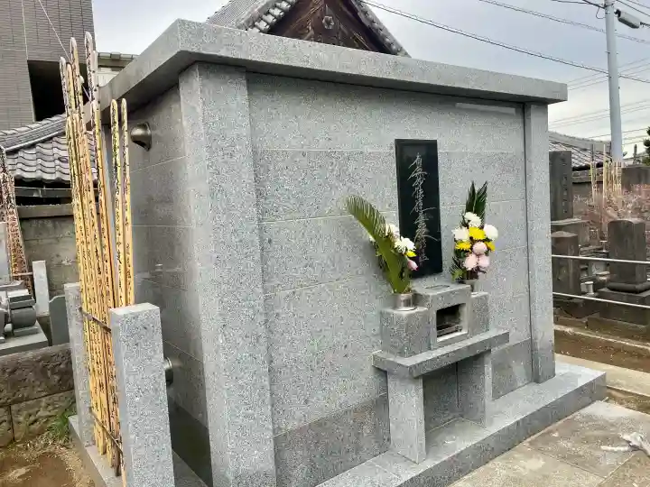 本通寺の{uncategorized: "未分類", other: "その他", undefined: "問題あり", building: "その他建物", grave: "お墓", sacred_gate: "鳥居", guardian: "狛犬", statue: "像", buddha: "仏像", history: "歴史", nature: "自然", garden: "庭園", animal: "動物", pagoda: "塔", temizu: "手水舎", mountain_gate: "山門・神門", sanctuary: "本殿・本堂", subordinate: "末社・摂社", art: "芸術", scenery: "景色", jizo: "地蔵", ema: "絵馬", goshuin: "御朱印", omikuji: "おみくじ", items: "授与品その他", amulet: "お守り", goshuincho: "御朱印帳", eats: "食事", festival: "お祭り", votive_dance: "神楽", shichigosan: "七五三参", wedding: "結婚式", experience: "体験その他", initially: "初詣", around: "周辺", anti_infection: "感染症対策"}