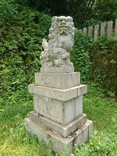 神明神社（村国）の狛犬