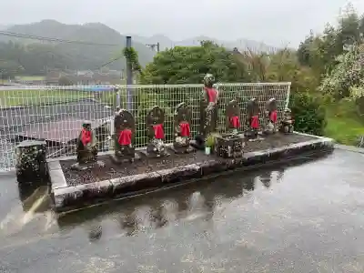 阿弥陀寺の{uncategorized: "未分類", other: "その他", undefined: "問題あり", building: "その他建物", grave: "お墓", sacred_gate: "鳥居", guardian: "狛犬", statue: "像", buddha: "仏像", history: "歴史", nature: "自然", garden: "庭園", animal: "動物", pagoda: "塔", temizu: "手水舎", mountain_gate: "山門・神門", sanctuary: "本殿・本堂", subordinate: "末社・摂社", art: "芸術", scenery: "景色", jizo: "地蔵", ema: "絵馬", goshuin: "御朱印", omikuji: "おみくじ", items: "授与品その他", amulet: "お守り", goshuincho: "御朱印帳", eats: "食事", festival: "お祭り", votive_dance: "神楽", shichigosan: "七五三参", wedding: "結婚式", experience: "体験その他", initially: "初詣", around: "周辺", anti_infection: "感染症対策"}