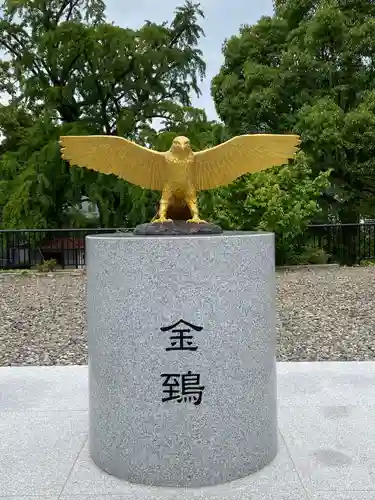 岡田神社の像