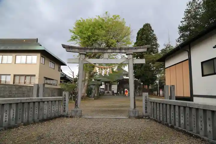 三ツ石神社の鳥居