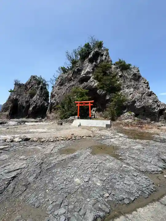 白蛇弁天(弁天島)の{uncategorized: "未分類", other: "その他", undefined: "問題あり", building: "その他建物", grave: "お墓", sacred_gate: "鳥居", guardian: "狛犬", statue: "像", buddha: "仏像", history: "歴史", nature: "自然", garden: "庭園", animal: "動物", pagoda: "塔", temizu: "手水舎", mountain_gate: "山門・神門", sanctuary: "本殿・本堂", subordinate: "末社・摂社", art: "芸術", scenery: "景色", jizo: "地蔵", ema: "絵馬", goshuin: "御朱印", omikuji: "おみくじ", items: "授与品その他", amulet: "お守り", goshuincho: "御朱印帳", eats: "食事", festival: "お祭り", votive_dance: "神楽", shichigosan: "七五三参", wedding: "結婚式", experience: "体験その他", initially: "初詣", around: "周辺", anti_infection: "感染症対策"}