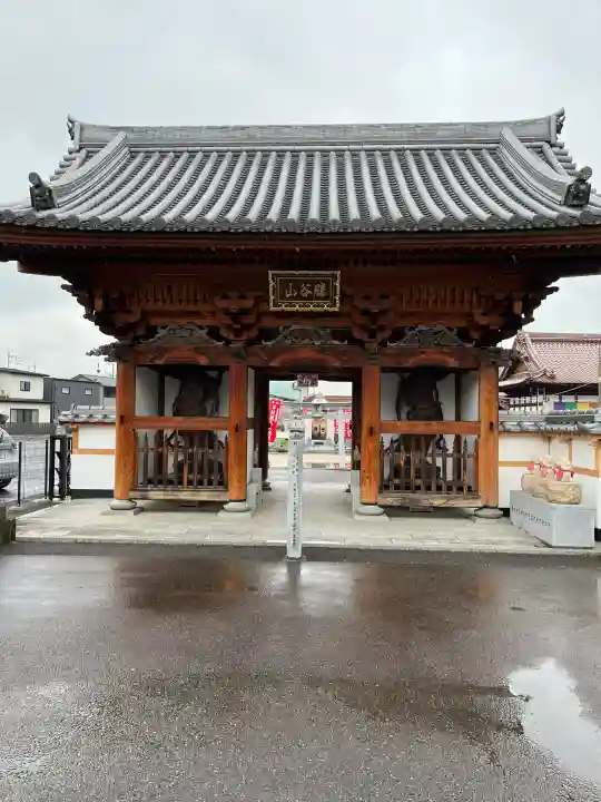 西条聖天 観現寺の{uncategorized: "未分類", other: "その他", undefined: "問題あり", building: "その他建物", grave: "お墓", sacred_gate: "鳥居", guardian: "狛犬", statue: "像", buddha: "仏像", history: "歴史", nature: "自然", garden: "庭園", animal: "動物", pagoda: "塔", temizu: "手水舎", mountain_gate: "山門・神門", sanctuary: "本殿・本堂", subordinate: "末社・摂社", art: "芸術", scenery: "景色", jizo: "地蔵", ema: "絵馬", goshuin: "御朱印", omikuji: "おみくじ", items: "授与品その他", amulet: "お守り", goshuincho: "御朱印帳", eats: "食事", festival: "お祭り", votive_dance: "神楽", shichigosan: "七五三参", wedding: "結婚式", experience: "体験その他", initially: "初詣", around: "周辺", anti_infection: "感染症対策"}