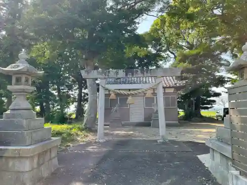 宇気比神社の{uncategorized: "未分類", other: "その他", undefined: "問題あり", building: "その他建物", grave: "お墓", sacred_gate: "鳥居", guardian: "狛犬", statue: "像", buddha: "仏像", history: "歴史", nature: "自然", garden: "庭園", animal: "動物", pagoda: "塔", temizu: "手水舎", mountain_gate: "山門・神門", sanctuary: "本殿・本堂", subordinate: "末社・摂社", art: "芸術", scenery: "景色", jizo: "地蔵", ema: "絵馬", goshuin: "御朱印", omikuji: "おみくじ", items: "授与品その他", amulet: "お守り", goshuincho: "御朱印帳", eats: "食事", festival: "お祭り", votive_dance: "神楽", shichigosan: "七五三参", wedding: "結婚式", experience: "体験その他", initially: "初詣", around: "周辺", anti_infection: "感染症対策"}