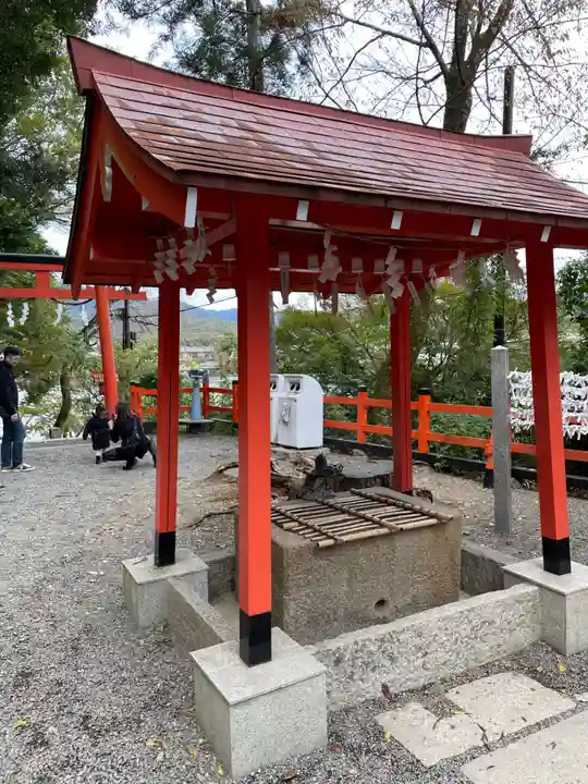 櫟谷宗像神社(松尾大社摂社)の手水舎